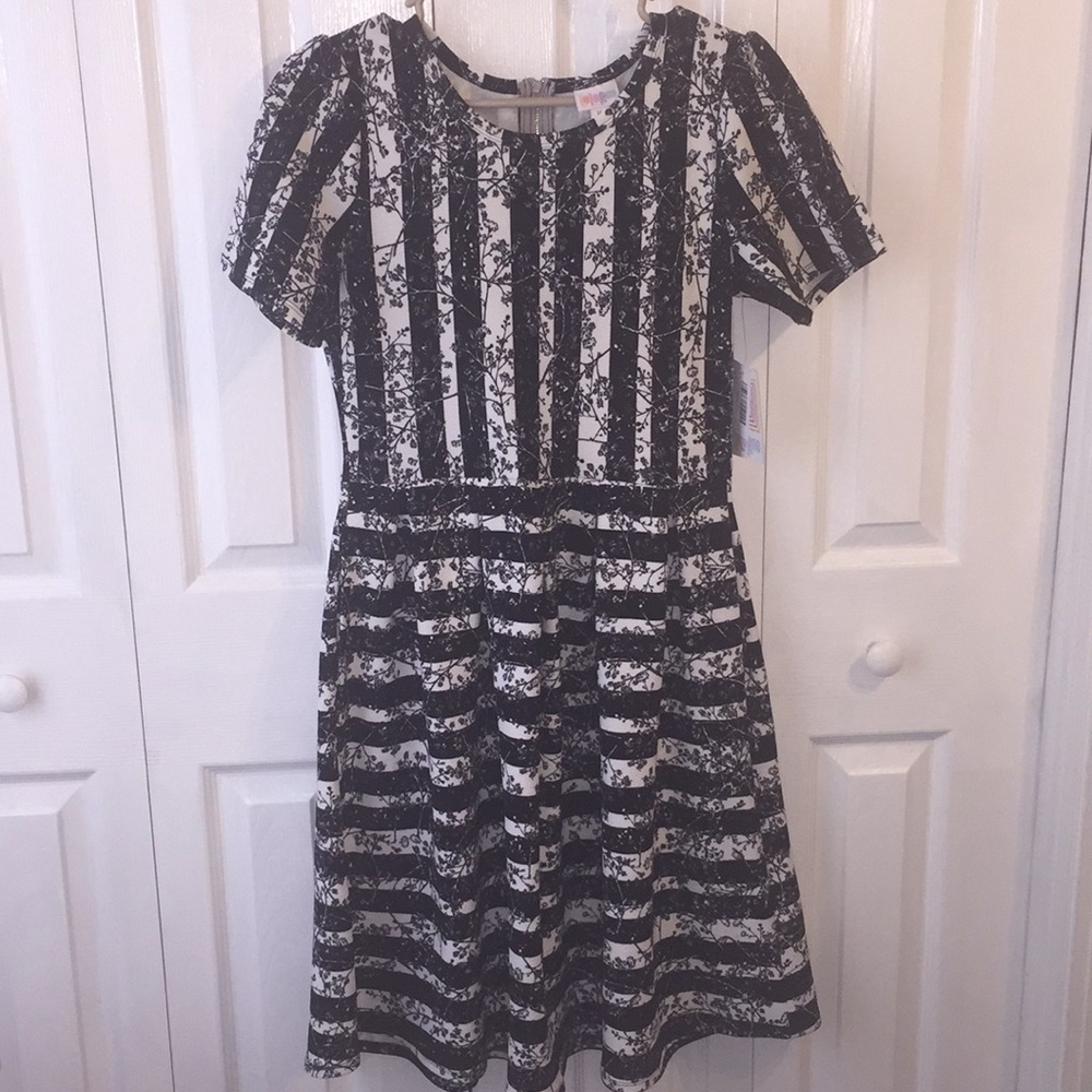 🦄🦄 NWT Lularoe Amelia size Medium. 🦄🦄